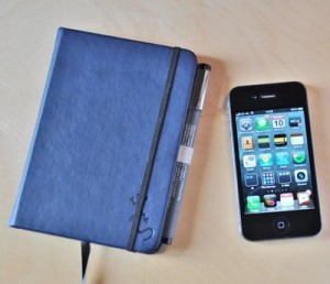 Notizbuch und iPhone